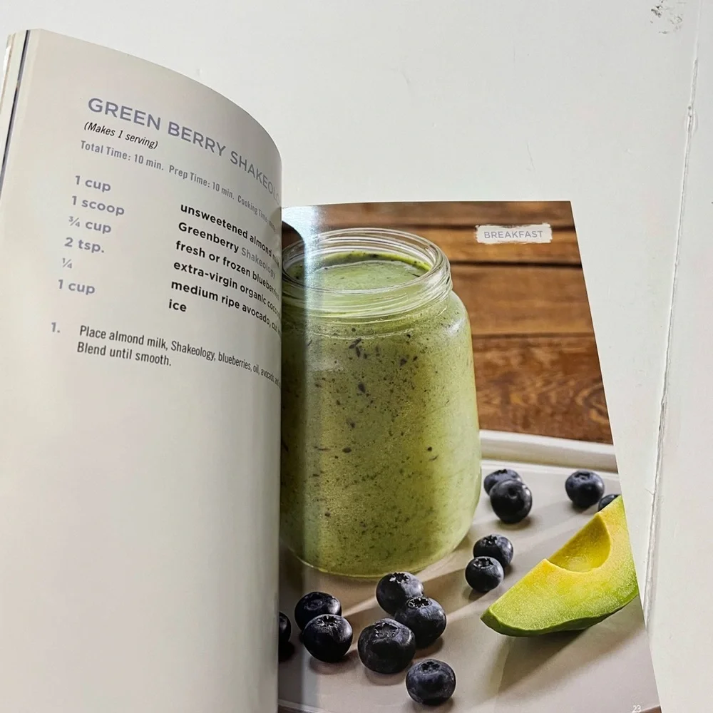 Clean Eats companion book to the 3 Week Yoga Retreat by Beach-body
